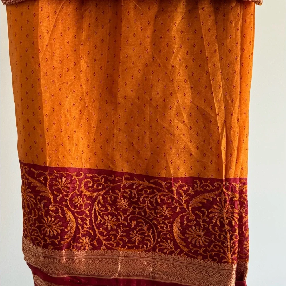 Pure silk designer printed saree with padded blouse - Picture 3 of 6